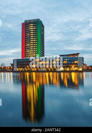 Provinciehuis (Provinzhaus) Nordbrabant und seine Reflexion im Wasser bei Sonnenuntergang. 's-Hertogenbosch, Niederlande. Stockfoto