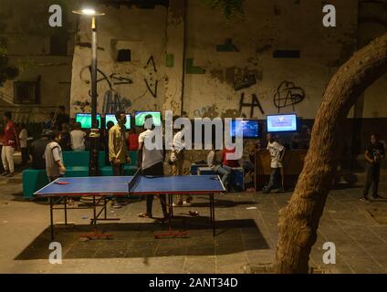 Somalische Flüchtlinge Kinder Videospiele spielen in der Straße in al-Balad quater, Mekka Provinz, Jeddah, Saudi-Arabien Stockfoto