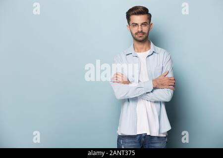 Selbstbewussten jungen Mann stand in der Nähe von leer leere Raum. Stockfoto