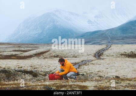 Reisende Menschen packen Rucksack Gang in die Berge reisen Ferien Abenteuer im Freien Wanderung in der Tundra aktiven Lebensstil Rondane Nationalpark neblige Landschaft noch Stockfoto