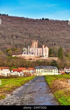 Gut erhaltene und bewohnte mittelalterliche Deutsche Hill Burg namens "ittelburg', in Odenwald in der deutschen Stadt Neckarsteinach Stockfoto