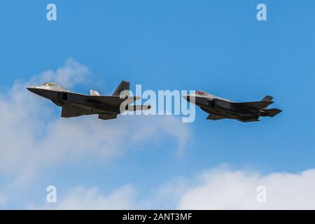 Lockheed Martin F-22A Raptor & F-35A Lightning II zusammen am 8. Juli 2016 für die RIAT 2016 fliegen, an RAF Fairford, Gloustershire, UK statt. Stockfoto