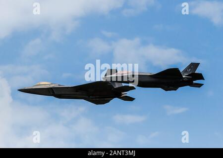 Lockheed Martin F-22A Raptor & F-35A Lightning II zusammen am 8. Juli 2016 für die RIAT 2016 fliegen, an RAF Fairford, Gloustershire, UK statt. Stockfoto