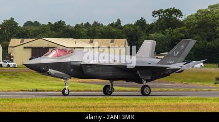 Eine Lockheed Martin F-35 Lightning II nach der Landung am RAF Fairford, Gloustershire, Großbritannien. Für die RIAT 2016. Genommen 8. Juli 2016. Stockfoto