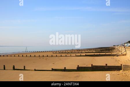 Der Strand und die Buhnen in Frinton-on-Sea Essex an der Küste Stockfoto