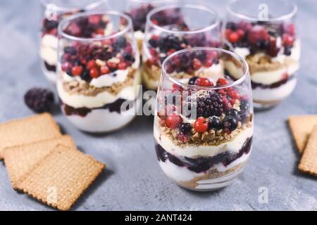 Hausgemachte layered rote Beerenfrucht, cookie Krümel und Käsekuchen creme Dessert im Glas Stockfoto
