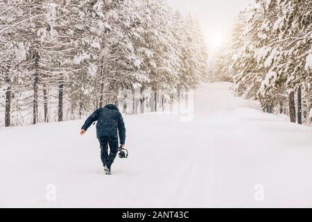 Workflow Videofilmer Fotograf in der Natur im Winter bei Schnee Stockfoto