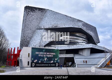 PARIS, Frankreich, 10. MÄRZ 2016: Frontansicht der Philharmonie de Paris, eine kulturelle Institution in den Parc de la Villette entfernt. Stockfoto