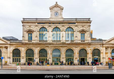 Blick auf den Bahnhof Lille Flanders (Gare de Lille Flandres) unter bewölktem Himmel. Frankreich. Stockfoto