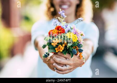 Frühling Blumen und kostenlose Glück Konzept - unkenntlich defokussierten Kaukasier, Frau nehmen und zeigt eine Gruppe von farbigen frische Blumen in Fr Stockfoto