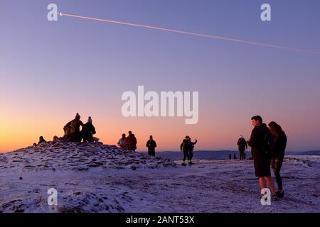 Brecon Beacons, UK. 19. Januar 2020 Wanderer erreichen den Gipfel des Pen y Fan im Brecon Beacons National Park, um den Sonnenaufgang zu beobachten. Credit: Mark Lewis/Alamy leben Nachrichten Stockfoto