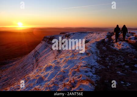 Brecon Beacons, UK. 19. Januar 2020 Wanderer erreichen den Gipfel des Pen y Fan im Brecon Beacons National Park, um den Sonnenaufgang zu beobachten. Credit: Mark Lewis/Alamy leben Nachrichten Stockfoto