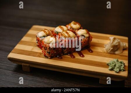 Eingestellt von warmen Brötchen auf einer hölzernen Fach mit Ingwer und Wasabi. Lecker Sushi in einem chinesischen Restaurant. Stockfoto
