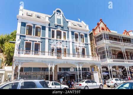 SIMONS TOWN, SÜDAFRIKA - 31. Dezember 2010: historischen viktorianischen Gebäude in Simons Town mit Bürgersteig Coffee Shops und Cafes in der Nähe von Kapstadt im W Stockfoto