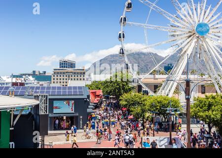 Kapstadt, Südafrika - 01 Januar 2020: Riesenrad vor Tabelle Berg an der V&A Waterfront in Kapstadt Südafrika Stockfoto