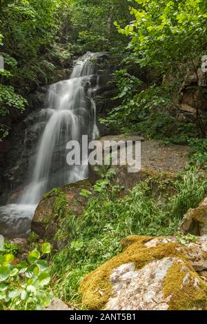 Landschaft von Gabrovo Wasserfall in Belasica Berg, Novo Selo, Mazedonien Stockfoto