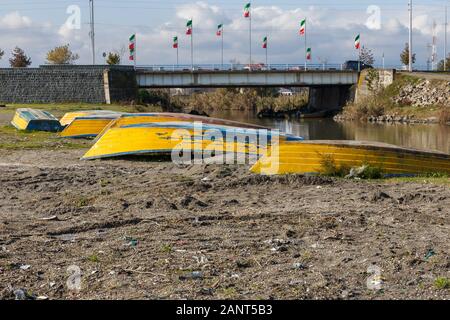 Gelbe Fischerboote liegen auf dem Sand am Fluss, der Iran. Stockfoto