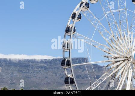 Kapstadt, Südafrika - 01 Januar 2020: Riesenrad vor Tabelle Berg an der V&A Waterfront in Kapstadt Südafrika Stockfoto