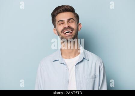 Happy überglücklich tausendjährigen Mann Kopf geschossen Studio Portrait. Stockfoto