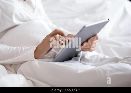 Close up Frau mit Tablet-PC, im Bett sitzen Stockfoto