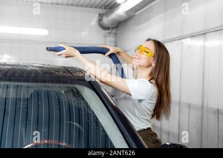 Mädchen Arbeiter verwendet Turbo Trockner Tropfen Wasser zu entfernen. Service  Auto waschen Express Stockfotografie - Alamy
