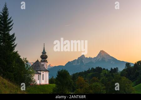 Wallfahrtskirche Maria Gern in den bayerischen Alpen mit Watzmann am Bergpanorama, Berchtesgaden, Bayern, Deutschland Stockfoto