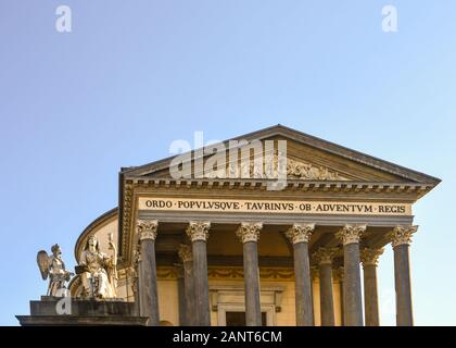 Oben an der neoklassizistischen Fassade der Kirche von Gran Madre di Dio in Borgo Po Bezirk mit der Statue des Glaubens, Turin, Piemont, Italien Stockfoto