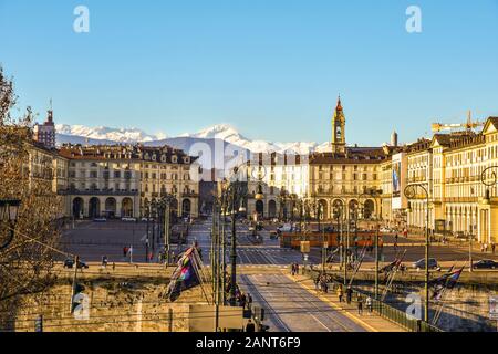 Ansicht von Vittorio Veneto Platz mit Vittorio Emanuele I Brücke und die Alpen im Hintergrund, im Winter, Turin, Piemont, Italien Stockfoto