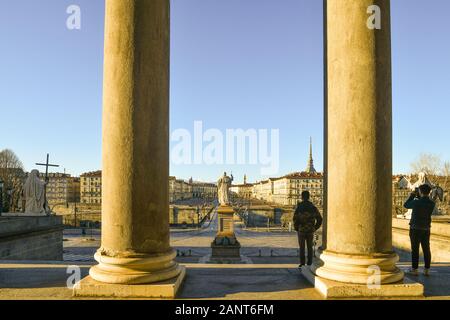 Stadtbild von der Kolonnade der Kirche von Gran Madre di Dio mit der Statue und die Brücke zu Vittorio Emanuele, Turin, Piemont, Italien Stockfoto