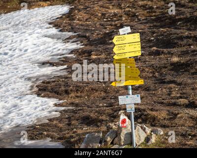 Gelb wandern Zeichen, Schilder, Informationen für Trekking in der Nähe von Glorer Hütte Zuflucht. Österreichischen Alpen. Europa. Stockfoto