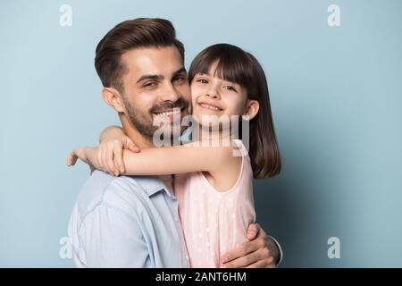 Wenig Vorschule Mädchen umarmt glücklich, junger Vater. Stockfoto