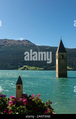 Kunstwerk der versunkenen Kirche und des originalen Glockenturms der Kirche am Reschensee, Reschensee/Reschensee, Südtirol, Italien Stockfoto