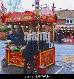 Geröstete Kastanien Stand beim Lincoln Weihnachtsmarkt Lincolnshire, Großbritannien Stockfoto