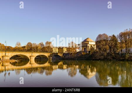 Einen malerischen Blick auf den Fluss Po mit der Vittorio Emanuele I Brücke und die Kirche "Gran Madre di Dio an einem sonnigen Wintertag, Turin, Piemont, Italien Stockfoto