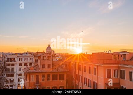 Rom Antenne Rooftop View Sonnenuntergang silhouette alte antike Architektur in Italien Stockfoto