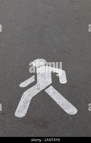 Weiße Fußgängerfigur, auf Asphalt gemalt Stockfoto