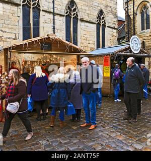 Marktstände auf Castle Hill Lincoln am Weihnachtsmarkt, Lincolnshire, Großbritannien Stockfoto