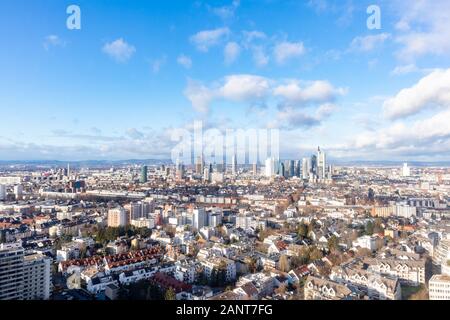 Frankfurt Skyline der Stadt Antenne Weitwinkel Bild mit hohen kommerziellen Gebäude der Stadt Stockfoto