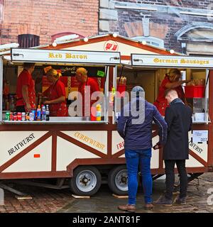 Deutsche Garküche ot Lincoln Weihnachtsmarkt auf Excheckrgate Lincoln Cathedral Quarter UK Stockfoto