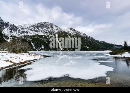 Gefrorenen See Morskie Oko See oder Meer Auge in Polen im Winter. Stockfoto