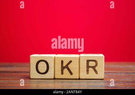 Holzblöcke mit dem Wort OKR (Ziele und Ergebnisse). Team und individuelle Ziele. Eine effektive Kontrolle über die Durchführung der Aufgaben. Busines Stockfoto