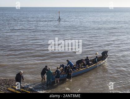 Sidmouth, Großbritannien. 19. Jan 2020 Sidmouth Gig Club zurück zum Ufer, wie extrem hohe Druck, die heute von der Met Office vorhergesagt wird. Lesungen im Südwesten zu werden voraussichtlich 1.050 Hektopascal (hPa), eine seltene, nur ein paar Mal im letzten Jahrhundert erreicht. Dies wird wahrscheinlich einige popping Sensation in den Völkern Ohren zu bringen, aber der Bonus wird gut, klar geregelt Wetter für ein paar Tage. Foto Central/Alamy leben Nachrichten Stockfoto