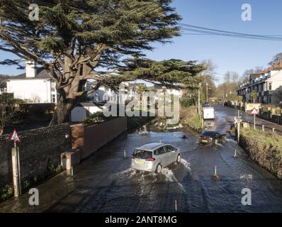 Sidmouth, Großbritannien. 19. Jan 2020 blauer Himmel über den Ford in Sidmouth. Extrem hohe Druck ist heute von der Met Office vorhergesagt. Lesungen im Südwesten zu werden voraussichtlich 1.050 Hektopascal (hPa), eine seltene, nur ein paar Mal im letzten Jahrhundert erreicht. Dies wird wahrscheinlich einige popping Sensation in den Völkern Ohren zu bringen, aber der Bonus wird gut, klar geregelt Wetter für ein paar Tage. Foto Central/Alamy leben Nachrichten Stockfoto