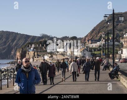 Sidmouth, Großbritannien. 19. Jan 2020 Leute auf Sidmouth Esplanade als extrem hohe Druck, die heute von der Met Office vorhergesagt wird. Lesungen im Südwesten zu werden voraussichtlich 1.050 Hektopascal (hPa), eine seltene, nur ein paar Mal im letzten Jahrhundert erreicht. Dies wird wahrscheinlich einige popping Sensation in den Völkern Ohren zu bringen, aber der Bonus wird gut, klar geregelt Wetter für ein paar Tage. Foto Central/Alamy leben Nachrichten Stockfoto