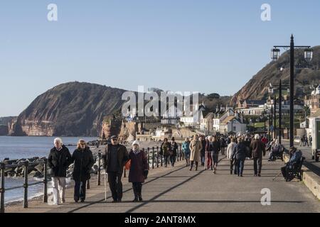 Sidmouth, Großbritannien. 19. Jan 2020 Leute auf Sidmouth Esplanade als extrem hohe Druck, die heute von der Met Office vorhergesagt wird. Lesungen im Südwesten zu werden voraussichtlich 1.050 Hektopascal (hPa), eine seltene, nur ein paar Mal im letzten Jahrhundert erreicht. Dies wird wahrscheinlich einige popping Sensation in den Völkern Ohren zu bringen, aber der Bonus wird gut, klar geregelt Wetter für ein paar Tage. Foto Central/Alamy leben Nachrichten Stockfoto