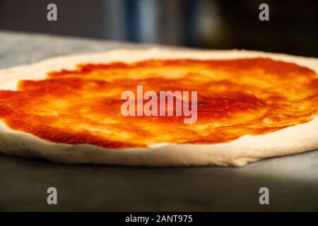 Italienische Tomaten Pizza fertig zu kochen Stockfoto