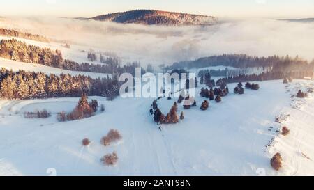 Antenne Panoramablick über Tal im Winter. In der Nähe von Slotwiny Krynica in Polen. Stockfoto