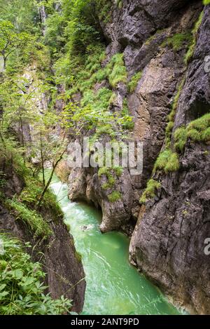 Smaragdfarbenes oder türkisfarbenes Wasser eines Flusses in der Schlucht "Kaiserklamm" in den Alpen von Österreich Stockfoto