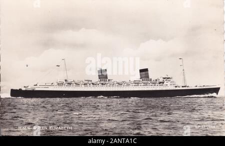 Vintage Schwarzweiß-Postkarte von Cunard R.M.S.M. Königin Elizabeth vierziger Jahre Stockfoto