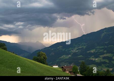 Blitz schlägt tagsüber in die Berge Stockfoto